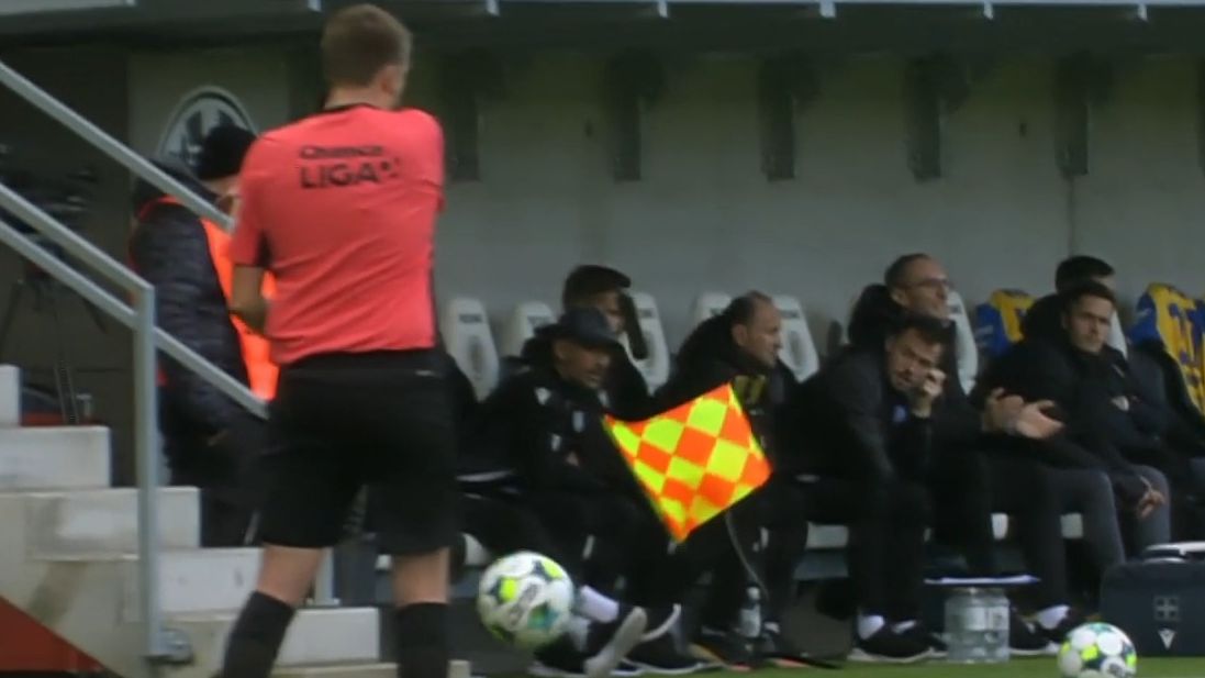 Kuriozní moment v české lize. Hráč rozstřelil asistentovi praporek